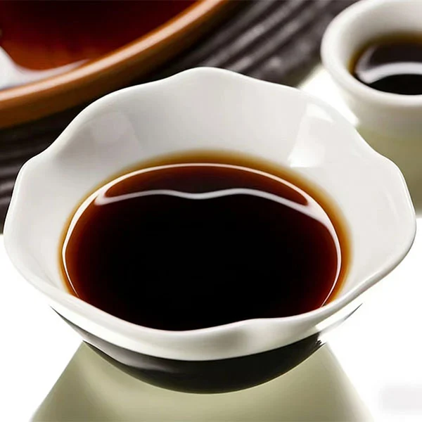 Karamelliväri tummalle soijakastikkeelle